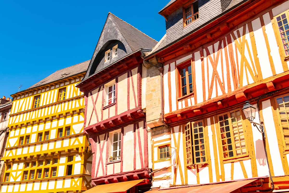 Façades à colombages colorées de la vieille ville de Vannes