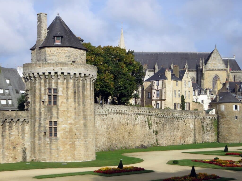 Une tour des remparts de Vannes, les jardins et les maisons à colombages derrière